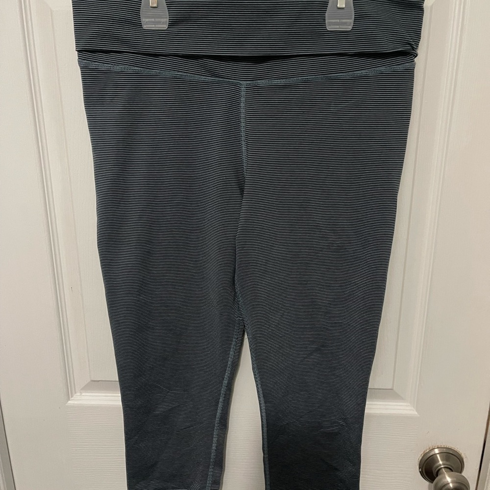 Nike Dri-Fit Women's Striped Roll Waist Yoga Capri Size L Running Workout Gym
